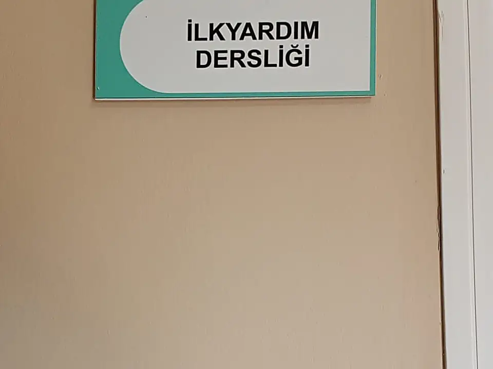 İlk yardım dersliğimizin girişi